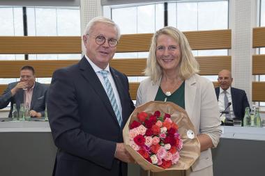 Klaus Baumann, der Vorsitzende der LWL-Landschaftsversammlung (l.), gratuliert der neuen Ersten Landesrätin und Kämmerin Birgit Neyer (r.).<br>Foto: LWL/Arendt