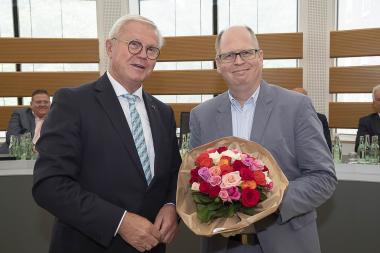 Klaus Baumann, der Vorsitzende der LWL-Landschaftsversammlung (l.), gratuliert dem neuen LWL-Sozialdezernenten Johannes Chudziak (r.). Foto: LWL/Arendt