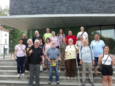 Die Besuchergruppe des BVB hat Oberarzt Hans Joachim Thimm (vorne links) viele Fragen zur Behandlung psychisch kranker Menschen gestellt. Organisiert hat den Besuch Sarah Hartwich von der Fan- und Förderabteilung des BVB (ganz links).<br>Foto: LWL/Herstell