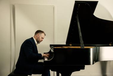 Musikalische Glanzstücke: Der vielfach ausgezeichnete Pianist Hinrich Alpers spielt im Kloster Dal-heim kompositorische Meisterleistungen u.a. von Mozart.<br>Foto: Felix Bröde