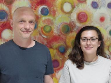 Genesungsbegleiter Frank Wiebke und Pflegeentwicklerin Nathalie Iz gestalten den Gesprächsabend zusammen mit den Besucherinnen und Besuchern.<br>Foto: LWL/Herstell