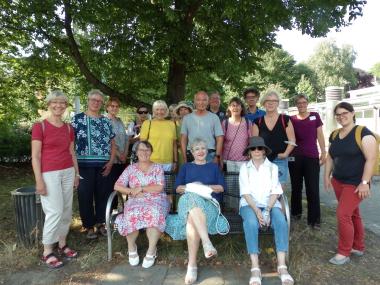 Die Besuchergruppe des Evangelischen Bildungswerkes Dortmund nach ihrem Spaziergang über das große Gelände der LWL-Klinik in Aplerbeck. Angeregt hatte die Veranstaltung Johanna Lohff vom Bildungswerk (r.), neben ihr stehen Klinik-Pfarrerin Anke Thimm und der Körperpsychotherapeut Uwe Hillebrandt.<br>Foto: LWL/Herstell