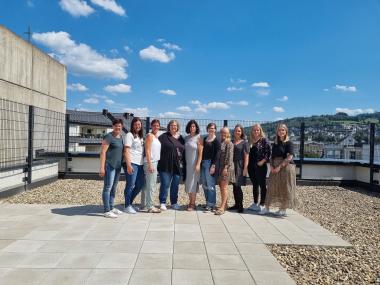 (v. links) Michaela Hagemann, medizinische Fachangestellte, Tanja Badtke, Gesundheits- und Krankenpflegerin, Sarah Gerken, Stationsleitung, Esther Luerweg, Diplom-Psychologin, Dr. Elke Stanek, Oberärztin, Jessica Markmann, Ergotherapeutin, Marie-Theres Müller, medizinische Fachangestellte, Laura Zantis, Ärztin, Linda Pecko, M.Sc. Psychologin und Laura Hanses, Sozialarbeiterin/Sozialpädagogin B.A. <br>Bild: LWL/Hollwedel