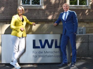 Der neue Direktor des Landschaftsverbandes Westfalen-Lippe (LWL), Dr. Georg Lunemann, konnte im Landeshaus in Münster die CDU-Bundestagsabgeordnete aus dem Kreis Steinfurt, Anja Karliczek, zu einem Meinungsaustausch begrüßen.<br>Foto: LWL/Forbrig