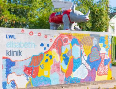 Fröhliche Graffiti sorgen für einen bunten Willkommensgruß.<br>Foto: LWL/Hekel