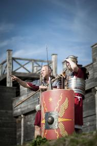 Römische Legionäre auf der Holz-Erde-Mauer der Römerbaustelle Aliso bei der Wache.<br>Foto: LWL-Römermuseum/Prahl-Recke