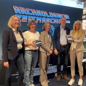 v.l.: Dr. Vera Brieske, Geschäftsführerin der Altertumskommission für Westfalen  Dr. Aurelia Dickers, Vorsitzende der Altertumskommission für Westfalen Dr. Anna Lammers, Projektleiterin der "Archäologische Zeitmaschine"  Prof. Dr. Michael Baales, Leiter der Außenstelle Olpe der LWL-Archäologie und  Dr. Barbara Rüschoff-Parzinger, die Landesrätin für Kultur des Landschaftsverbandes Westfalen-Lippe.<br>Foto: LWL