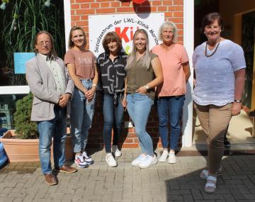 Feiern die Wiederöffnung: (v.r.) Anne Rabeneck, Pflegedienstleiterin der Kinder- und Jugendpsychiatrie und stellv. Pflegedirektorin, Das KiJu -Team: Christiane Schröder, Wiebke Pottgüter, Birgid Sieffert und Anastasia Roleder, Chefarzt Dr. Falk Burchard.<br>Bild: LWL/Hollwedel