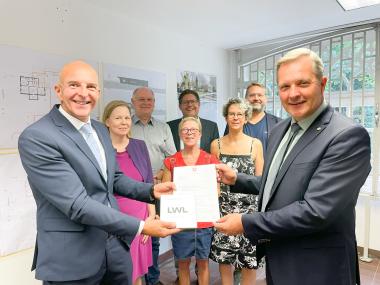 Dr. Georg Lunemann, Direktor des LWL (l.) übergab den Bewilligungsbescheid an Bürgermeister Jürgen Kleine-Frauns (r.), mit dabei waren Dr. Katja Stromberg, Leiterin des Museums (hinten v. l), Wilhelm Jasperneite, Brigitte Cziehso, Marco Morten Pufke, alle Landschaftsversammlung, Barbara Kastner, Leiterin Kulturbüro der Stadt Lünen, Timon Lütschen, Landschaftsversammlung.<br>Foto: Stadt Lünen