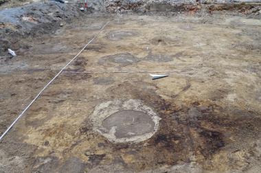 Große Pfostenlöcher, in Reihen angeordnet, zeigen die giebelständigen Pfostenhäuser der Neubürger entlang der Wasserstraße.<br>Foto: Archäologie am Hellweg eG/Hussein-Oglü