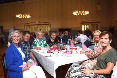 (v.l.) Elisabeth Werner-Burba, Heinrich Fahle, Barbara Schiermeister, Ursula Cichon, Annette Wendt und Renate Schulte freuen sich über die große Pensionärsfeier der LWL-Gesundheitseinrichtungen im Kreis Soest.<br>Foto: LWL/Goy