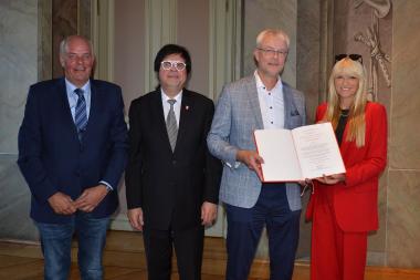 LWL-Kulturdezernentin Dr. Barbara Rüschoff-Parzinger (v.r.) überreichte die Urkunde für den Preis für westfälische Landeskunde an Christian Hübschen, zu den ersten Gratulanten gehörten Michael Pavlicic, Vorsitzender des LWL-Kulturausschusses und Prof. Dr. Karl-Heinz Otto, Vorsitzender der Geographischen Kommission für Westfalen.<br>Foto: LWL/Boer