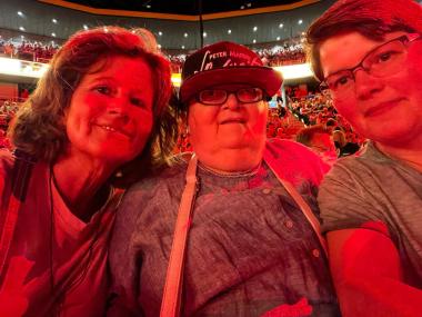 Barbara Titze (l., Einrichtungsleitung) und Petra Hose (r., Wohnbereichsleitung) ist die Überraschung für Karin van Eck bestens gelungen. Sie beuschten gemeinsam das Peter-Maffay-Konzert in der Arena Oberhausen.<br>Bild: LWL