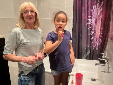 Zur Morgenroutine von Sherene und Sabine Bialetzki gehört auch das Zähneputzen.<br>Foto: LWL/Herstell 