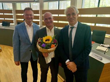 Gratulieren Dr. Michael Kramer (Mitte) zu seiner Wahl zum neuen Pflegedirektor der LWL-Klinik Herten im LWL-Gesundheits- und Krankenhausausschuss: Prof. Dr. Thomas Reinbold (l.), stellv. Ausschussvorsitzender, und LWL-Krankenhausdezernent Prof. Dr. Meinolf Noeker.<br>Bild: LWL/Fechtner