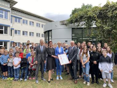 Mit der Urkunde zum 175-jährigem Schuljubiläum: Schulleiter Andreas Liebald (v.l.), LWL-Schuldezernentin Birgit Westers, NRW-Schulministerin Dorothee Feller und Klaus Baumann, Vorsitzender der LWL-Landschaftsversammlung.<br>Foto: LWL/Gleis