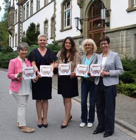Präsentieren die neue Broschüre zum 25-jährigen Jubiläum: (v.l.): Iris Abel, Bianca Lindemann, Christina Berghoff, Andrea Gerlach und Beatrix Mayer.<br>Foto: LWL/ Werne