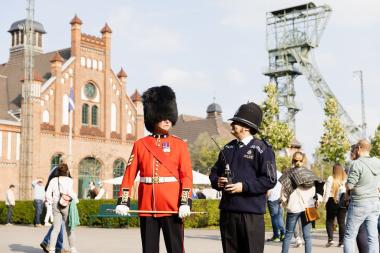 Bei der Dortmunder Museumsnacht patrouillieren auf der Zeche Zollern ein britischer Polizist und die Palastwache der Army.<br>Foto: Rupert Warren