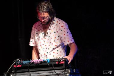 Achim Zepezauer und sein "Tischlein Elektrisch" bringen den Malakowturm zum Klingen. <br>Foto: André Symann