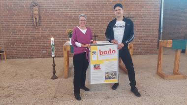 In der LWL-Auferstehungskirche konnte Pfarrerin Anke Thimm Bastian Pütter von Bodo e.V. 686 Euro überreichen.<br>Foto: LWL