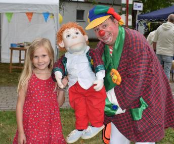 Nalah Leona Sternberg und Clown WOBEL<br>Foto: LWL/Werne