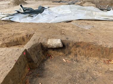 Blick von Osten auf einen der Rennöfen, zur Hälfte abgetragen und im Profil deutlich sichtbar.<br>Foto: LWL-Archäologie/Gai