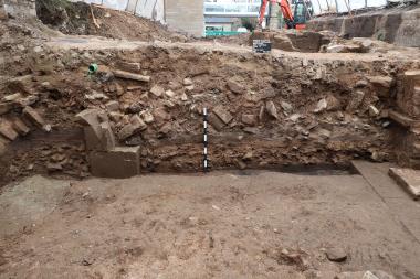 Querschnitt durch den Abbruchschutt von 1812 im Untergeschoss des ehemaligen Westflügels. Links im Bild ein unter der Last einstürzender Gewölbe geborstener Pfeiler.<br>Foto: LWL/Wolfram Essling-Wintzer 