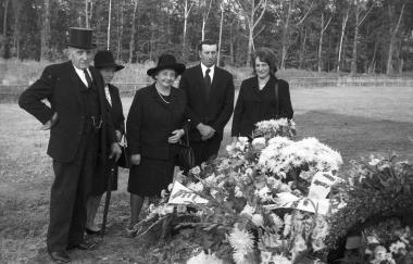 Trauergäste in schwarzer Trauerkleidung mit Hüten und Zylinder in Münster-Nienberge 1974.<br>Foto: LWL-Archiv/Adolf Risse