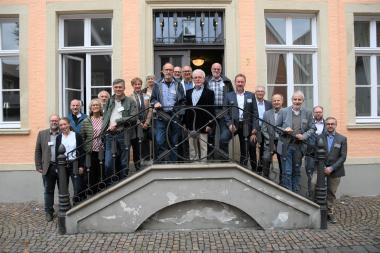 Die westfälischen DNK-Preisträger:innen und LWL-Denkmalpfleger:innen trafen sich in Warendorf. Mit dabei: Laurenz Sandmann, Vorsitzender der Altstadtfreunde Warendorf e.V. (l), Simone Meyder, Leiterin der Praktischen Denkmalpflege des LWL (7.v.l.) und Horst Breuer, Sachgebietsleiter Kultur der Stadt Warendorf (10.v.l.).<br>Foto: LWL/Anneken