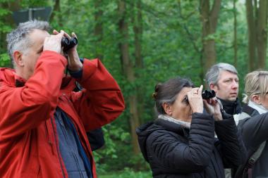 Mit Fernglas auf Fledermaus-Suche. Freitagabend um 20 Uhr startet an der Zeche Hannover eine Exkursion.<br>Foto: LWL/Appelhans