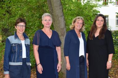 Beatrx Mayer (stellv. Kaufmännische Direktorin der LWL-Einrichtungen im Kreis Soest), Bianca Lindemann (Leitung LWL-Wohnverbund Warstein), Heidi Keuper (Personalratsvorsitzende des LWL-Pflegezentrums und Wohnverbundes Warstein) und Christina Berghoff (Leitung LWL-Pflegezentrum Warstein).<br>Foto: LWL/Werne