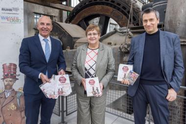 Dr. Georg Lunemann, Direktor des LWL, RVR-Direktorin Carola Geiß-Netthöfel und Stephan Sensen, Vorsitzender des Vereins WasserEisenLand (v.l.) bei der Eröffnung des Infozentrums "Stahl-Zeit-Reisen" in der Gebläsehalle der Henrichshütte Hattingen.<br>Foto: LWL/Philipp Harms