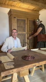 LWL-Chefarchäologe Prof Dr. Michael Rind: "Aufgrund der Nähe zur Wehrmauer und zum Westtor kam man zu der Überzeugung, dass es sich um ein Wachhaus gehandelt haben muss."<br>Foto: LWL