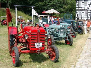 Treckerparade vor historischer Fachwerkkulisse.<br>Foto: LWL
