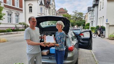Übernahme des Archivbestandes in Recklinghausen, links Joachim Feldmann (Mitbegründer "Am Erker", rechts Katharina Tiemann (LWL-Archivamt für Westfalen).<br>Foto: LWL