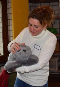 Melanie Rautert (Gesundheits- und Krankenpflegerin der LWL-Klinik Warstein) mit der Robbe "Paro".<br>Foto: LWL/Werne