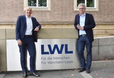 Zu einem Austausch über aktuelle bundes- und landespolitische Themen trafen sich der neue Direktor des Landschaftsverbandes Westfalen-Lippe (LWL), Dr. Georg Lunemann (links), und der Bundestagsabgeordnete aus Münster, Dr. Stefan Nacke.<br>Foto: LWL