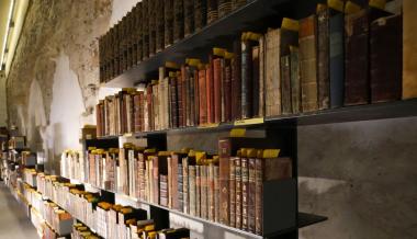 Schritt für Schritt zum fertigen Buch: Im Buchbindekurs des Klosters Dalheim erfahren die Teilnehmenden, wie Bücher in der Vergangenheit hergestellt wurden und fertigen ein eigenes Taschenbuch an.<br>Foto: LWL/Katharina Kruck