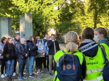 Die Schülerinnen und Schüler besuchten im Rahmen der Do-Tour für Respekt das Mahnmal auf dem Gelände der LWL-Klinik Dortmund, an dem es eine kurze Gedenkveranstaltung gab.<br>Foto: LWL/Herstell