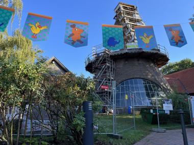 Der Glasturm steht am Tag der Deutschen Einheit ganz im Zeichen der Maus.<br>Foto: LWL/Ackenhausen