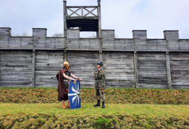 Beim Vortrag des Militärexperten Michael Epkenhans stehen römische Legionäre und deutsche Bundeswehrsoldat:innen einander gegenüber.<br>Foto: LWL-Römermuseum