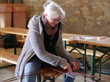 Mode selbst geflochten: Unter der Anleitung von Claudia Gensch kommt das Weidenflechten schnell zur Anwendung.<br>Foto: LWL/Kristina Schellenberg