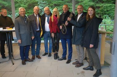 v.l.n.r. Erik O. Schulz, Oberbürgermeister der Stadt Hagen, Vorsitzender der LWL-Landschaftsversammlung Klaus Baumann, Uwe Beckmann, LWL-Kulturdezernentin Barbara Rüschoff-Parzinger, Dr. Georg Lunemann, der Direktor des LWL und die Architekt:innen Klaus Dömer und Claudia Lüling<br>Foto: LWL