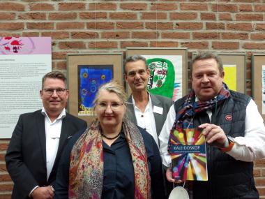 Gruppenfoto: Bei der Ausstellungseröffnung: Dr. Patrick Debbelt (Ärztlicher Direktor), Sylvia May (Laudatorin, Kunsttherapeutin, forensische Asklepios-Klinik Hamburg) und die Organisatoren Dr. Peter Bettzieche (Kunsttherapeut) und Uli Apolte (Physiotherapeut und studierter Kunsthistoriker)<br>Foto: LWL