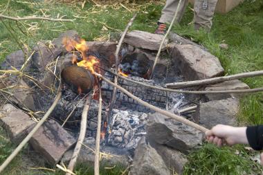 Am Lagefeuer backen die Ferienkinder Stockbrot.<br>Foto: LWL/Hudemann