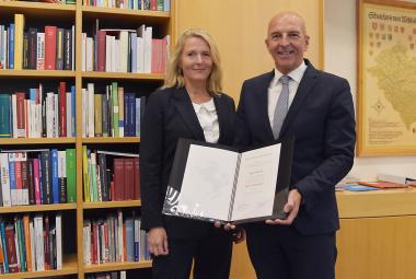 Der Direktor des Landschaftsverbandes Westfalen Lippe, Dr. Georg Lunemann, überreicht der neuen Kämmerin des LWL, Birgit Neyer, ihre Ernennungsurkunde.<br>Foto: LWL 