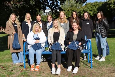 Gruppenfoto des ersten eigenen Ausbildungsjahrgangs der LWL-Klinik Paderborn. Anika Malkus (zweite von links) koordiniert die Ausbildung. Auf dem Bild zu sehen sind (v. l.) Lea-Dominique Ebert, Pflegepädagogin Anika Malkus, Angelina Schwenk, Emily Finch, Jana Gertzen, Beyza Bostanci, Veronica Jordan und Benita Luttermann, sowie vorne sitzend (v. l.) Kristina Bem, Cheyenne Radtke und Enya Brosterhus.<br>Foto: LWL