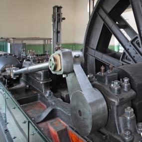 Bei den Erlebnisführungen am Sonntag dreht sich das gewaltige Schwungrad der Dampffördermaschine der Zeche Hannover.<br>Foto: LWL/Hudemann