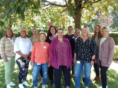 Das Team der LWL-Tagesklinik Brackel im Garten der Einrichtung.<br>Foto: LWL/Herstell