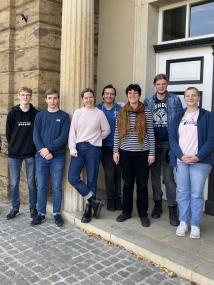 Workshop im LWL-Preußenmuseum: Die Teilnehmenden und das Projektteam von "Pen and Prussia" ist bereits am Montag in die Entwicklung des Rollenspiels gestartet. (v.l.: Pascal Wippermann, Henning Meisinger, Hannah Meisinger, Nils Apelmeier, Marita Bräker, Ole Bunte, Mia Marxhausen).<br>Foto: LWL